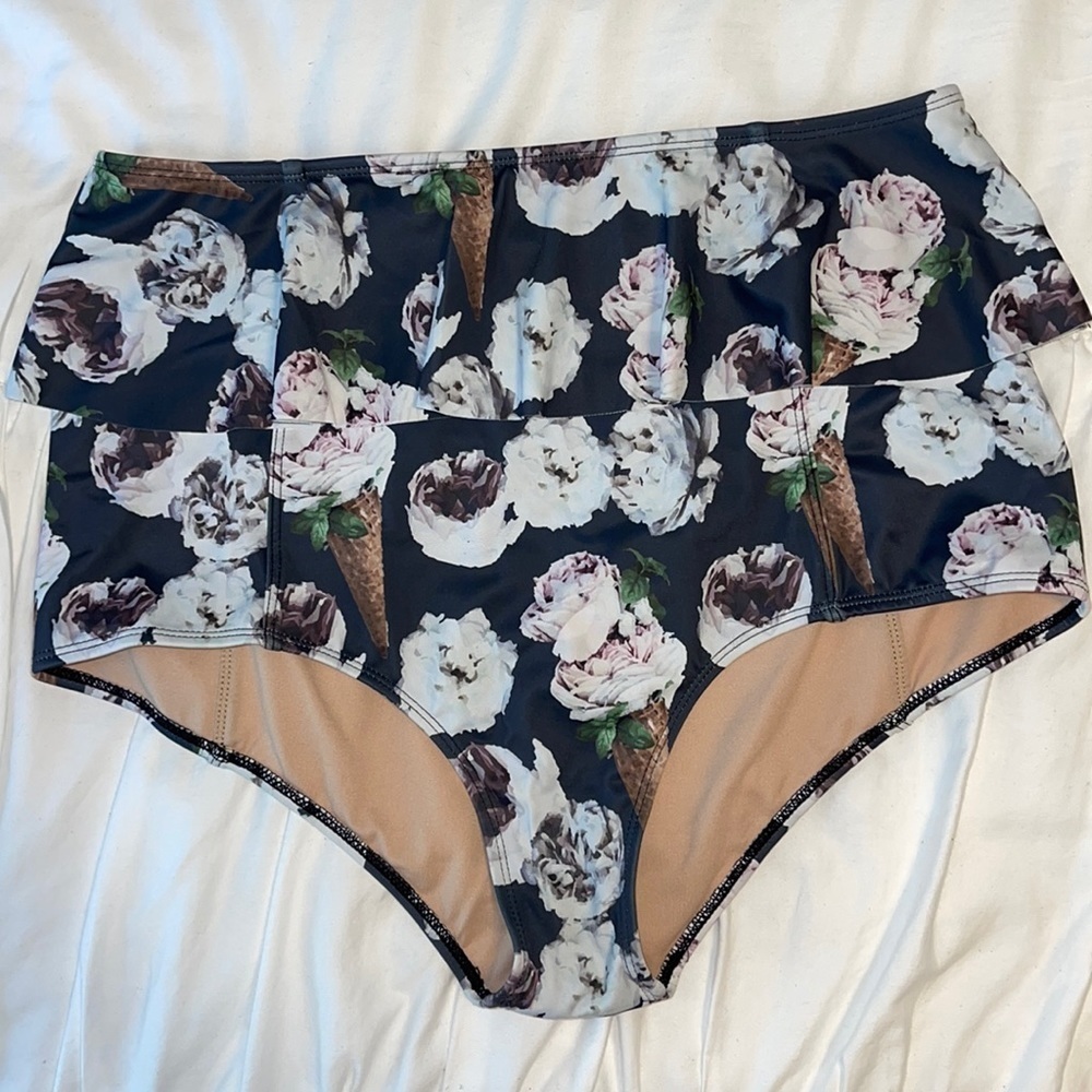 Kortni Jeane Ice Cream Floral Peplum Bottoms, size large